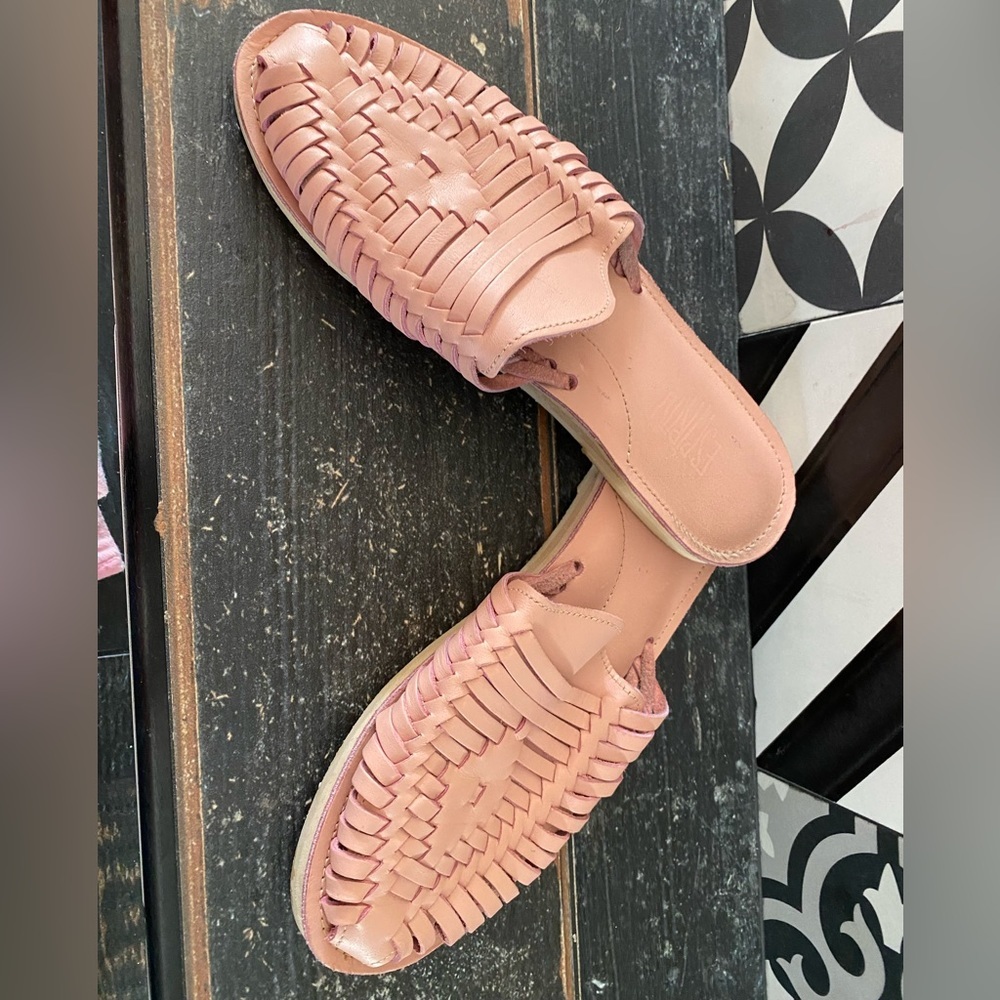 ESPIRITU hauracha slides!!( peony is the color) barely worn- like NEW!! See pic: